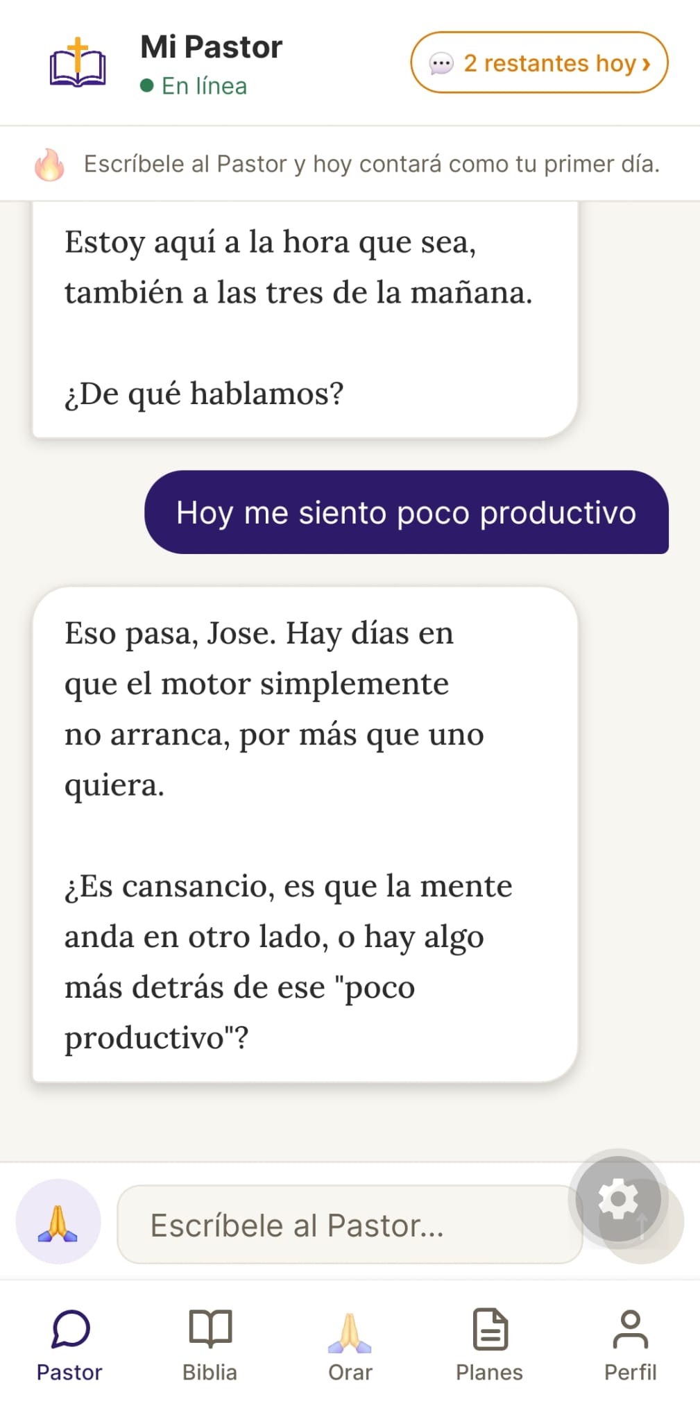 Conversación en Mi Pastor: alguien escribe «Hoy me siento poco productivo» y el Pastor le responde con cercanía y le devuelve una pregunta.